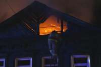 В Хакасии ночью пожарные с добровольцами тушили частный дом