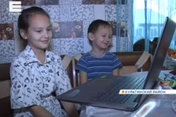 Школьница из Курагинского района получила от Путина ноутбук