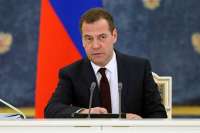 Медведев для оценки бедности призвал учитывать расходы семей