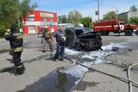 В Минусинске сгорел внедорожник, припаркованный возле магазина
