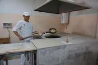 В Хакасии заключенные начали печь хлеб в тандыре