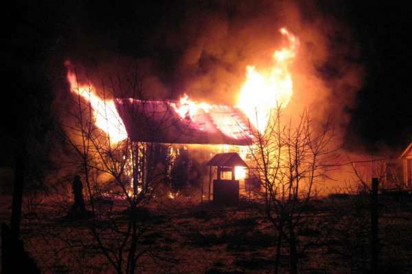 В Саяногорске при пожаре взорвался баллон с газом