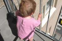 В Туве ребенок выпал с балкона