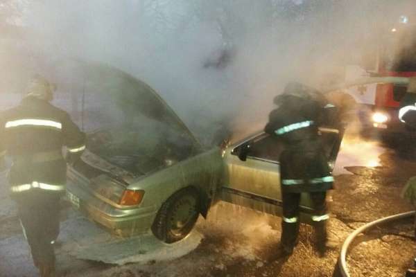 В Хакасии загорелась машина во дворе жилого дома
