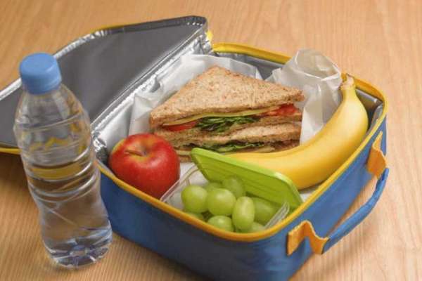Новые правила не запрещают детям приносить еду в школу