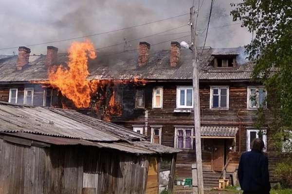 В Шушенском огонь охватил три квартиры