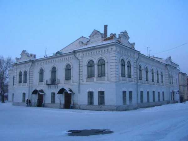 В Минусинске ВАЗ придавил женщину к зданию драмтеатра