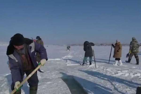 На озере Фыркал в Хакасии пробурили кислородные лунки для спасения рыбы
