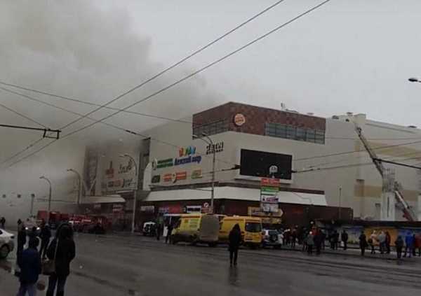 На пожаре в кемеровском торговом центре погибли 37 человек