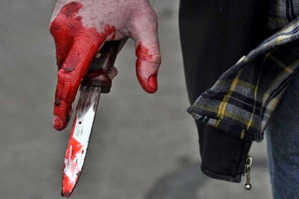 Двум жителям Хакасии пришлось делить женщину с помощью ножа