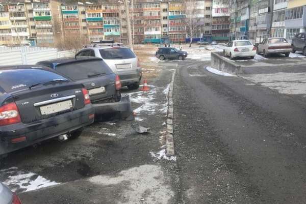 В Хакасии пьяный водитель протаранил три припаркованные машины
