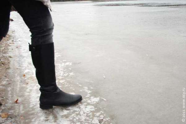 В Минусинске женщина и ребенок едва не ушли под лед