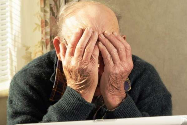 В Черногорске любящий выпить пенсионер стал жертвой воров