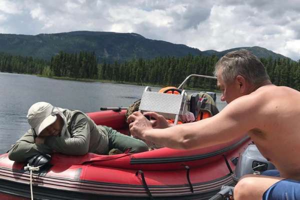 Министр обороны России сфотографировал уснувшего на рыбалке главу Тывы