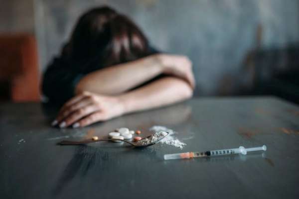 В Хакасии парень склонил несовершеннолетних девушек к употреблению наркотиков