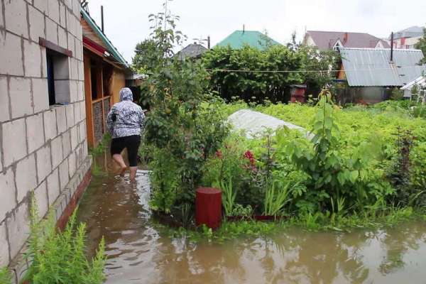 В Минусинске откачанная из одних дворов вода пошла в другие
