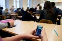 В скором учащимся запретят пользоваться телефонами в школах