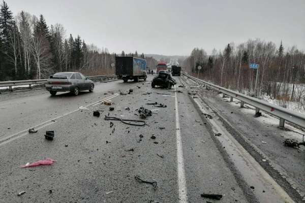 На трассе под Красноярском в дорожной аварии погибли два человека