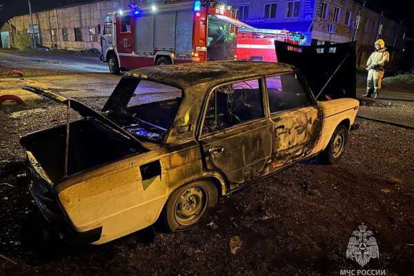 В Хакасии очевидцы спасли из охваченного огнём автомобиля водителя