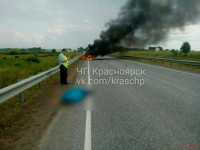 В Красноярском крае выскочившего из горящего авто водителя насмерть сбил микроавтобус (фото, видео)