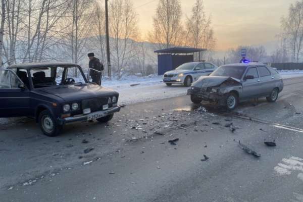 В Саяногорске в аварии пострадали 2 человека