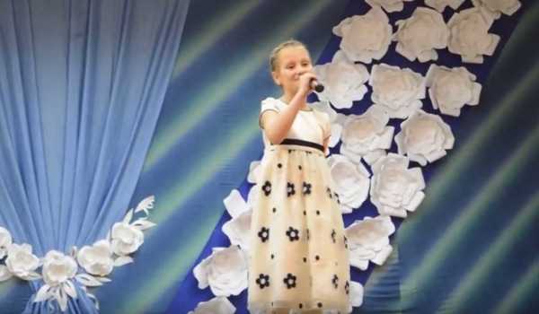 Юная певица поздравила Минусинск с Новым годом