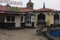 Посетителю скандально известного кафе в Черногорске чуть не сломали шею