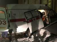 В Саяногорске карета скорой помощи врезалась в здание горсуда