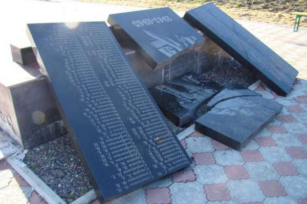 В Минусинском районе ветер сломал памятник ветеранам ВОВ
