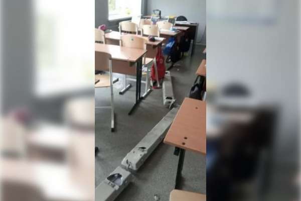 В красноярской школе на детей с потолка рухнули светильники