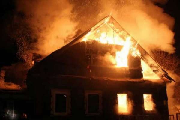 В Минусинске подожгли дом и автомобиль