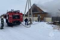 В Хакасии из горящего дома спасли пенсионерку и ребёнка