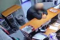 В Абакане пьяный мужчина пытался раздобыть алкоголь, угрожая ножом продавцу